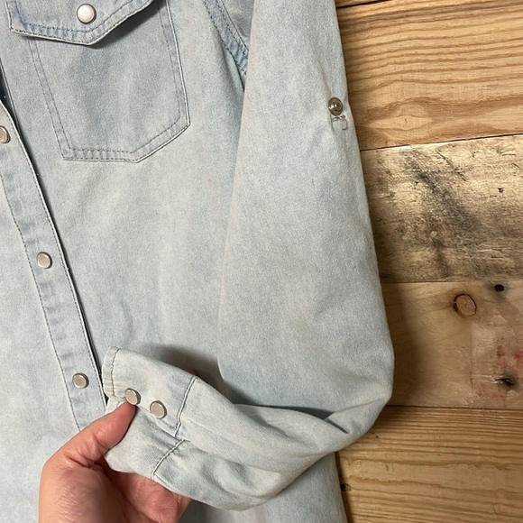 Light wash denim with floral cuffs size S snap down front chest pockets shirt - Picture 5 of 8